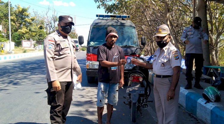 Upaya Penanganan Covid-19, Personel Ditbinmas Polda NTT Bagi Masker Gartis ke Warga