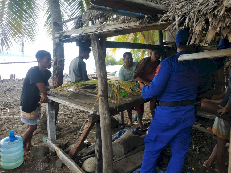 Gelar Patroli Pesisir Flotim, Personel Ditpolairud Polda NTT Imbau Warga Untuk Selalu Jaga Ekosistem Biota Laut