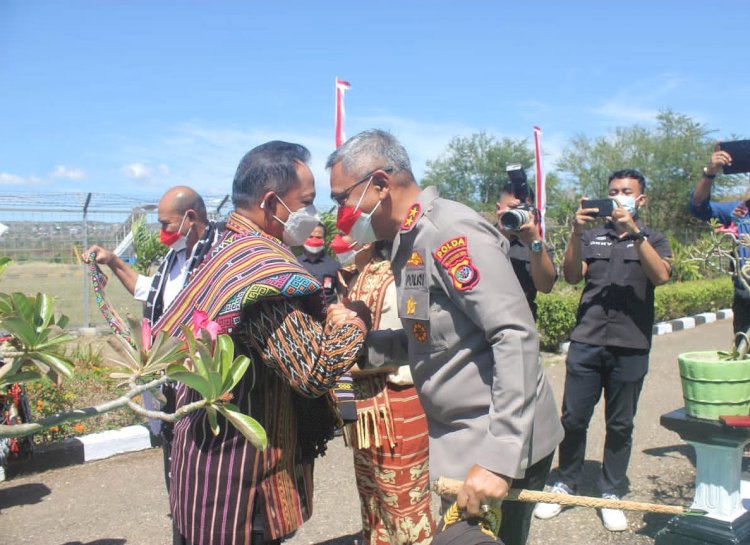 Tiba di Bandara El Tari Kupang, Mendagri Disambut Hangat Kapolda NTT