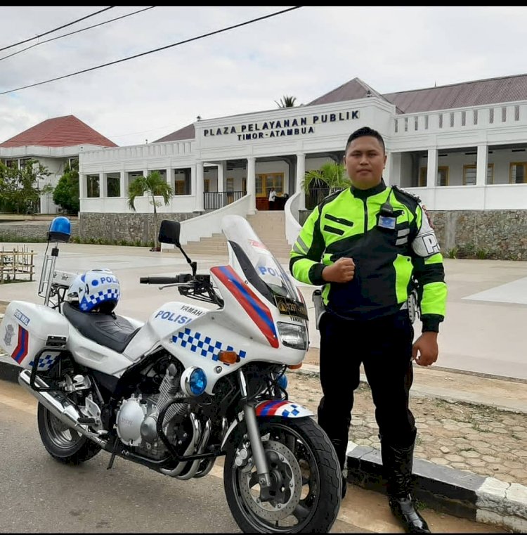 Temukan dan Kembalikan Setumpuk Uang di Kantong Plastik, Brigpol Richard Radja Kana Tuai Pujian Polisi Berhati Baik