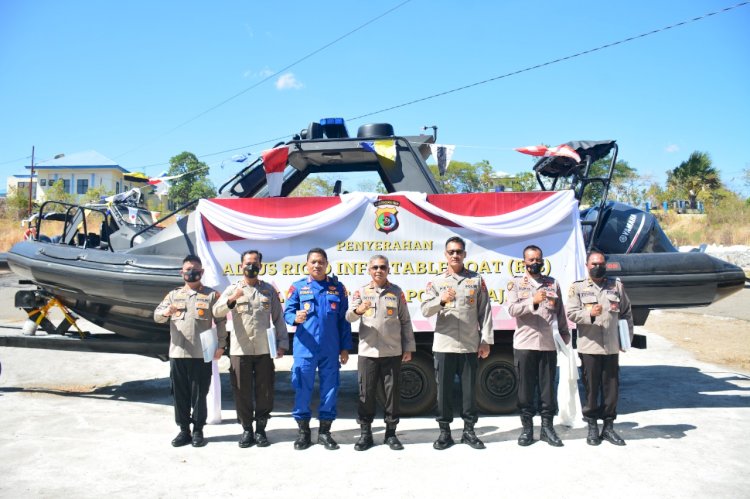 Dukung Tugas Kepolisian di Wilayah Perairan, Kapolda NTT Serahkan Kapal RIB For Intercept And Equipment Untuk Empat Polres Jajaran