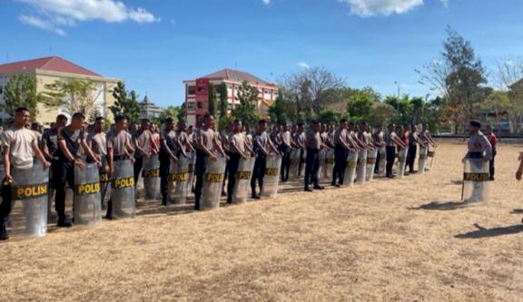 Tingkatkan Kemampuan Secara Berkala, Ratusan Personel Ditsamapta Polda NTT Gelar Latihan Dalmas