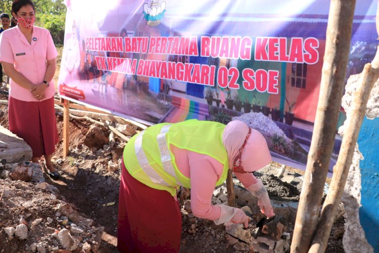 Ketua Bhayangkari Daerah NTT Letakan Batu Pertama Bangun Ruang Kelas TK Kemala Bhayangkari Soe