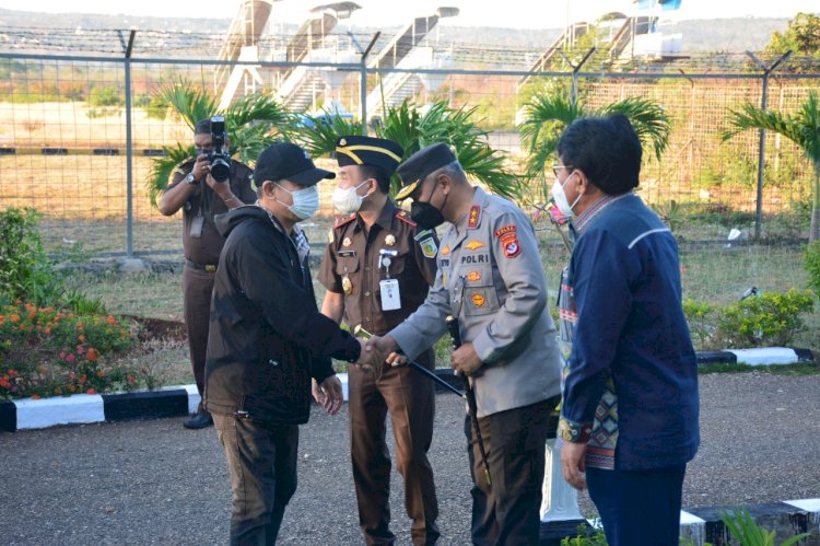 Kapolda NTT Sambut Hangat Kedatangan Tim Komisi III DPR RI di Bandara Eltari Kupang