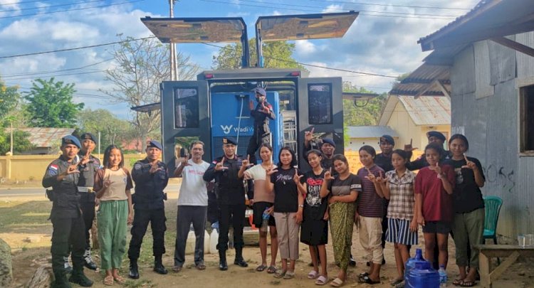 Anggota Brimob Polda NTT Distribusi Air Siap Konsumsi kepada Warga Desa Batu Cermin Labuan Bajo