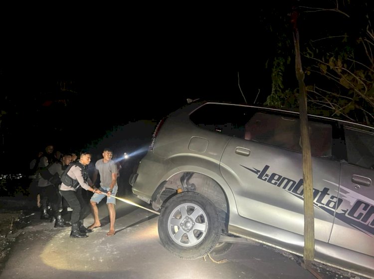 Patroli Harkamtibmas, Anggota Ditsamapta Polda NTT Bantu Evakuasi Mobil Terbalik