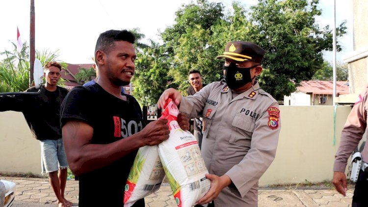 Kapolres Lembata Beri Bansos kepada Masyarakat