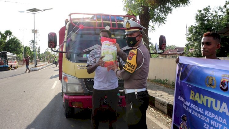 HUT Lalulintas Ke 67, Sat Lantas Polres Lembata Bagikan Sembako Kepada Masyarakat