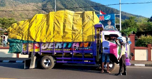 Sat Lantas Polres Flotim Tertibkan Mobil Yang Kelebihan Muatan