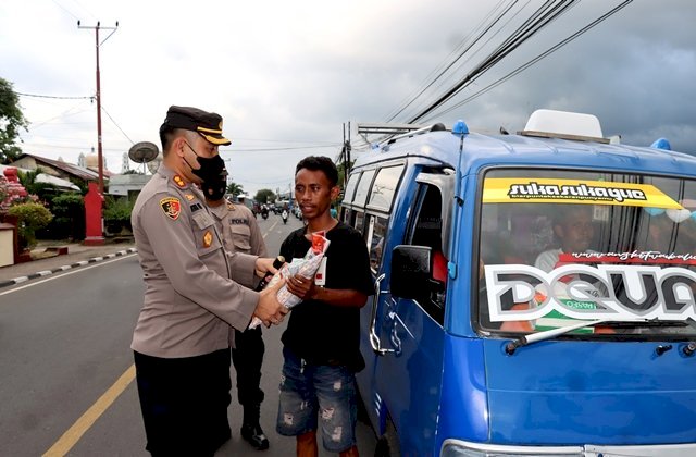 Peduli Dampak Kenaikan BBM, Polres Flotim dan Polsek Kembali Berikan Bansos