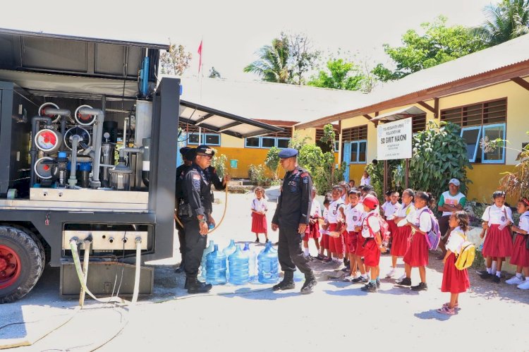 Selain Suplai Air Siap Konsumsi, Anggota Brimob Polda NTT pun Perkenalkan Kelebihan Mobil Water Treatment dan Water Gen Kepada Siswa SD GMIT Naioni