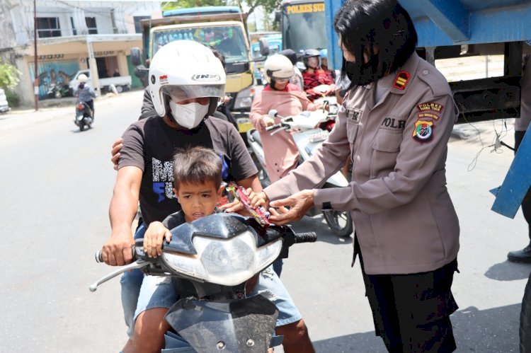 Hari Jadi ke 74, Srikandi Bhayangkara Polres Sumba Timur Bagi-Bagi Coklat kepada Masyarakat