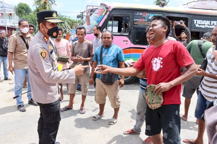 Kapolres Sumba Timur Bagi Sembako Kepada Pengemudi Bus dan Tukang Ojek, Ada juga  yang Dapat SIM Gratis