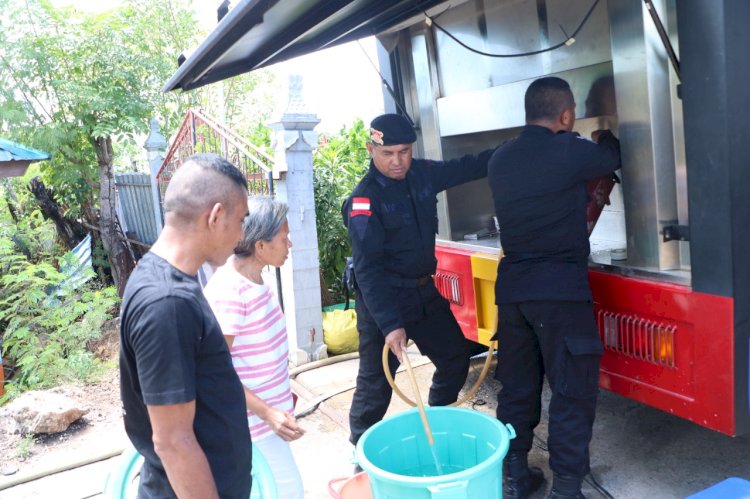 Penuhi Kebutuhan Air di Musim Kemarau, Anggota Satbrimobda NTT Bagi Air Bersih Bagi Masyarakat