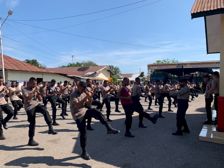 Tingkatkan Kemampuan, Anggota Ditsamapta Polda NTT Gelar Latihan Beladiri Polri