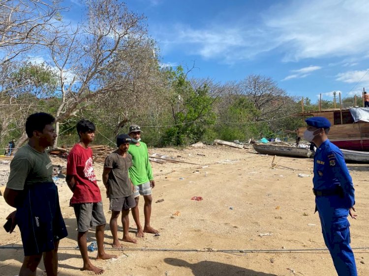 Dengan Humanis Personel Ditpolairud Polda NTT Berikan Imbau Kamtibmas Kepada Warga Pesisir Flotim