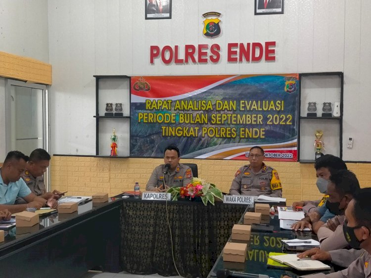 BERANDA  Evaluasi Kinerja Jajaran, Kapolres Ende Rutin Gelar Anev Bulanan