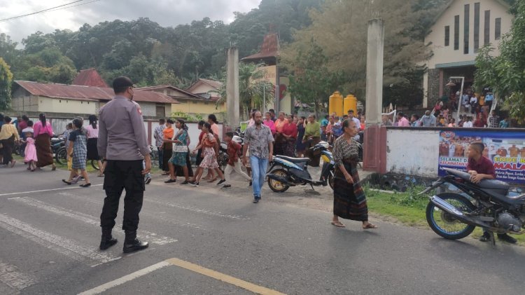 Polsek  Pastikan Pelaksanaan Misa Pagi di Gereja Berjalan Aman, Polsek Wolowaru Turunkan Personil