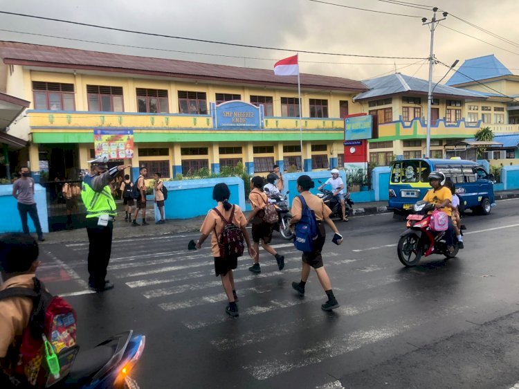 Tetap Semangat Melayani Masyarakat, Satlantas Polres Ende Rutin Melaksanakan Pengaturan Pagi dan Siang hari di Zona Sekolah