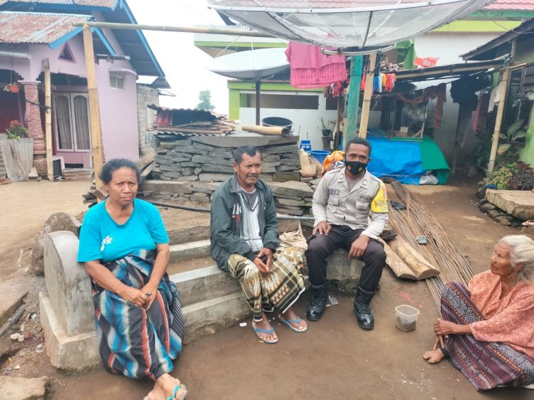 Sambangi Warga Binaan, Bhabinkamtibmas Polsek Wolowaru Menyampaikan Himbauan Kamtibmas