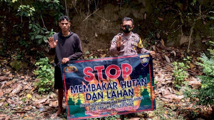 Bentangkan Spanduk, Bhabinkamtibmas Polsek Nangapanda Himbau Warga Untuk Cegah Karhutla