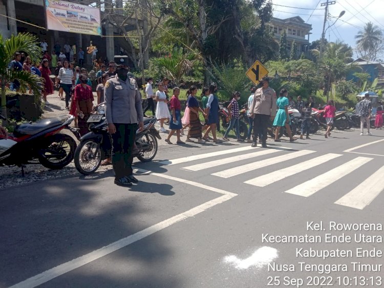 Pastikan Pelaksanaan Misa Minggu Pagi di Gereja Berjalan Aman, Personil Polres Ende dan Polsek Jajaran Lakukan Pengamanan