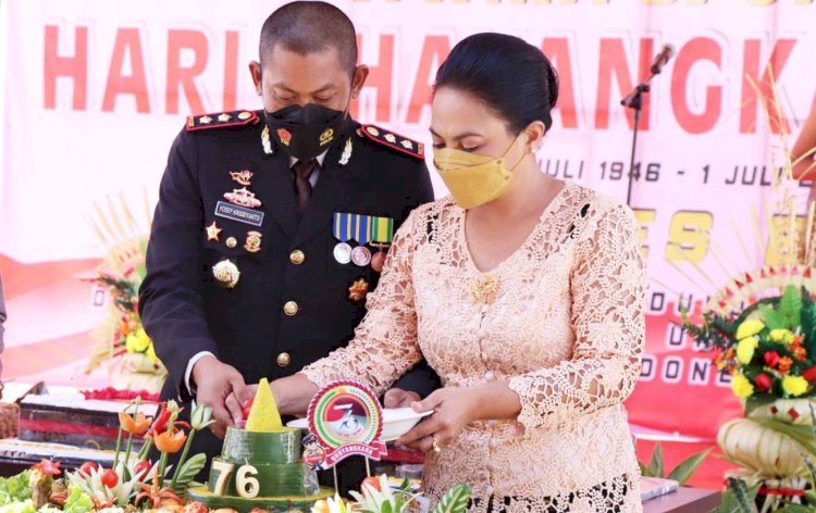 Rayakan Syukuran Hari Bhayangkara ke 76, Kapolres Belu Potong Tumpeng dan Serahkan Hadiah kepada Pemenang Lomba