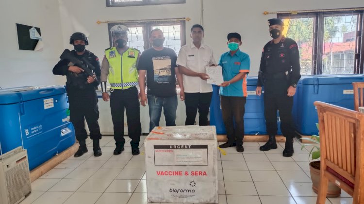 Personel Polda NTT Lakukan Pengamanan dan Pengawalan Kedatangan 614 Vial Vaksin Pfizer