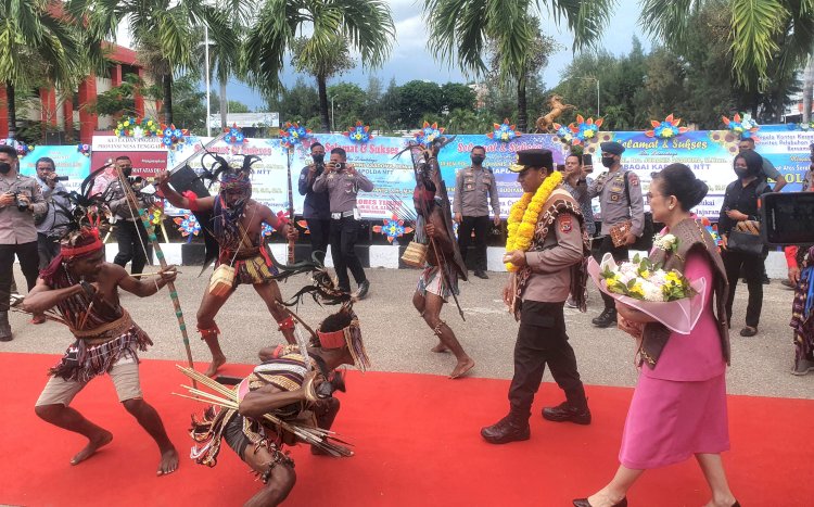 Tarian Cakalele Sambut Kapolda NTT Irjen Pol. Drs. Johni Asadoma, M.Hum., di Mapolda NTT