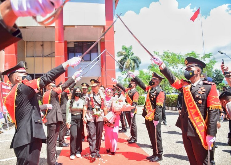 Tradisi Pedang Pora Warnai Pelepasan Irjen Pol Drs. Setyo Budiyanto