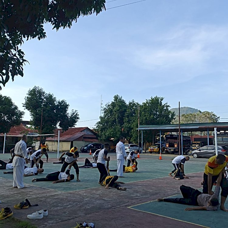 Untuk Mengasah Kemampuan dan Menjaga Stamina Tubuh Agar Tetap Prima, Personel Polres Ende Rutin Latihan Fungsi dan Latihan Bela Diri Polri