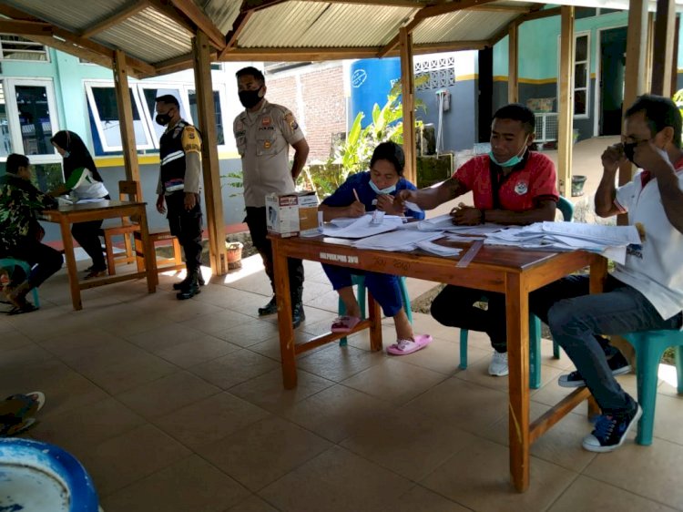 Kanit Binmas Polsek Buyasuri Bersama Babinsa Lakukan Pengamanan dan Pantau Langsung Giat Vaksinasi