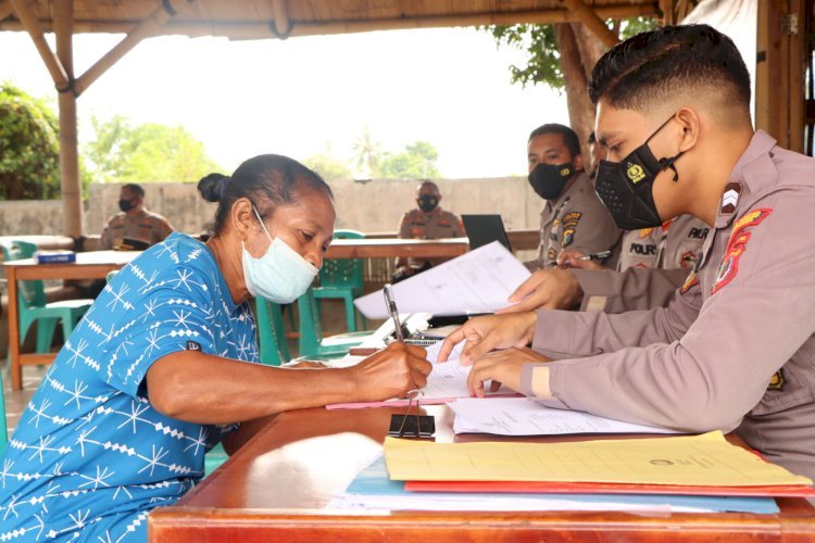 Polres Lembata Bagikan Bantuan Langsung Tunai Kepada 851 Masyarakat Kabupaten Lembata