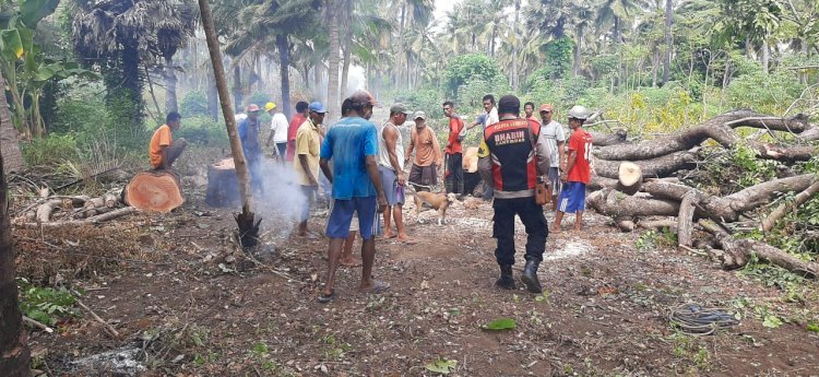 Bantu Warga Bakti Sosial Bhabinkamtibmas Sampaikan Himbauan Kamtibmas Dan Protkes