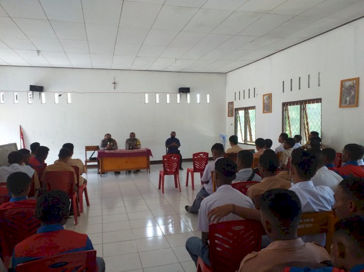 Bhabinkamtibmas Dan Kanit Binmas Polsek Nubatukan Lakukan Sosialisasi Penerimaan Polri Dan Himbauan Protkes Di SMK Ile Lewotolok