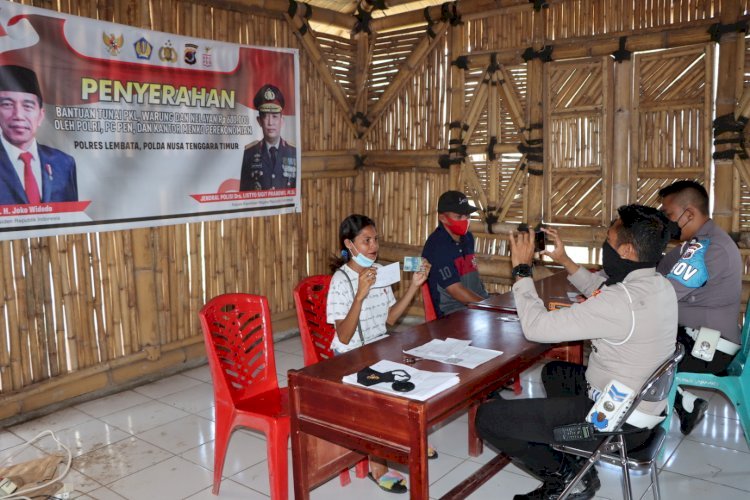 Kembali Salurkan Bantuan Langsung Tunai, Warga Padati Taman Baca Polres Lembata.