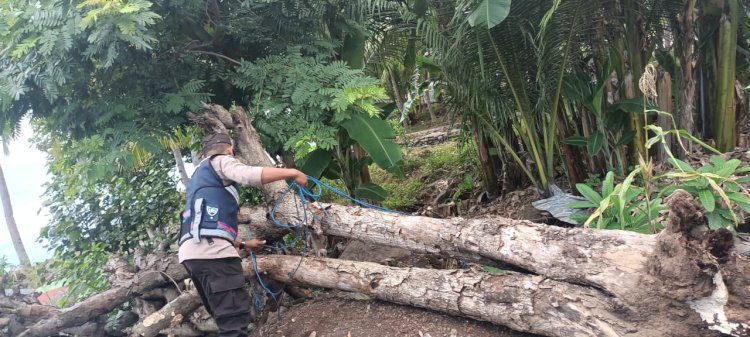 Bantu Warga Bakti Sosial, Bhabinkamtibmas Sempatkan Untuk Beri Himbauan Kamtibmas Dan Protkes