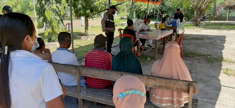 Pantau Kegiatan Masyarakat Di Pasar Tradisional, Bhabinkamtibmas Ingatkan Pengunjung Agar Selalu Gunakan Masker.