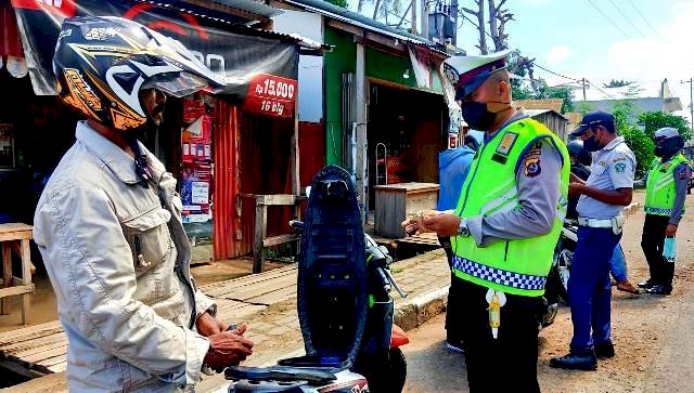 Humanis, Polres Flotim Gelar Operasi Keselamataan Serta Himbau Patuhi Prokes