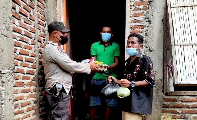 Peduli Warganya Yang Terpapar, Bhabin Aipda Wayan Aryasa Berikan Bantuan Sembako