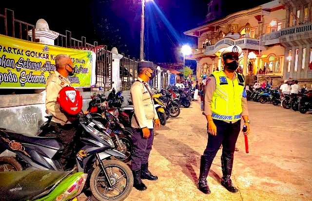 Berikan Rasa Aman dan Nyaman Saat Ibadah, Polres Flotim Lakukan Pengaman Sholat Tarawih