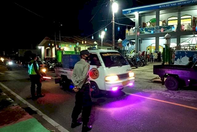 Amankan Sholat Tarawih, Personel Polres Flotim Himbau Terapkan Prokes