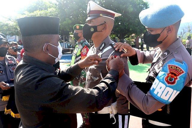 Sematkan Pita Operasi, Wakil Bupati Flotim Pimpin Apel Gelar Pasukan