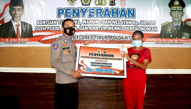 Polres Flotim Salurkan Bantuan Tunai Pangan/BLT Minyak Goreng