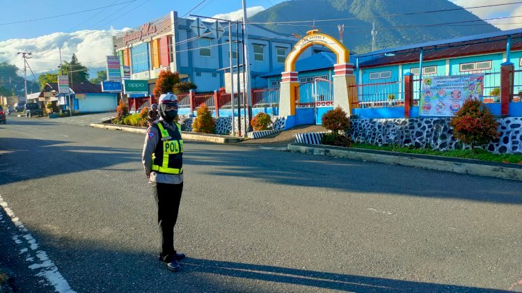 Tak Lelah, Sat. Lantas Polres Manggarai Terus Laksanakan Pengaturan Sejak Pagi Hari