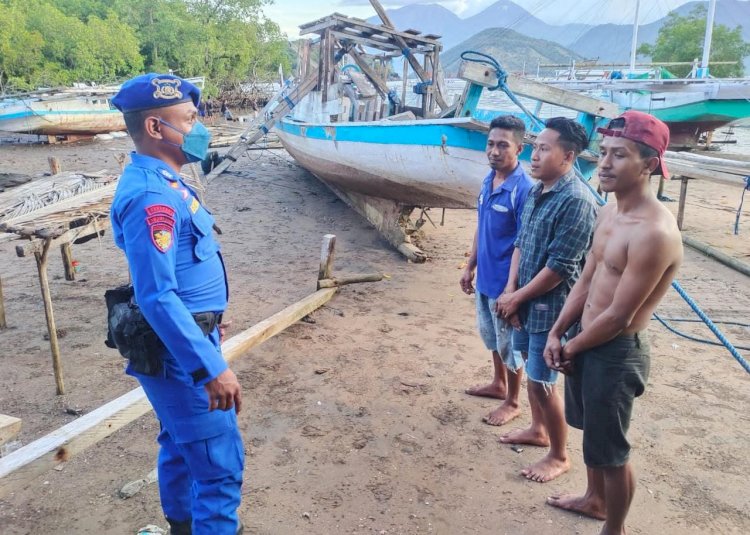 Patroli di Wilayah Pesisir Flotim, Personel Ditpolairud Polda NTT Beri Imbauan Kamtibmas