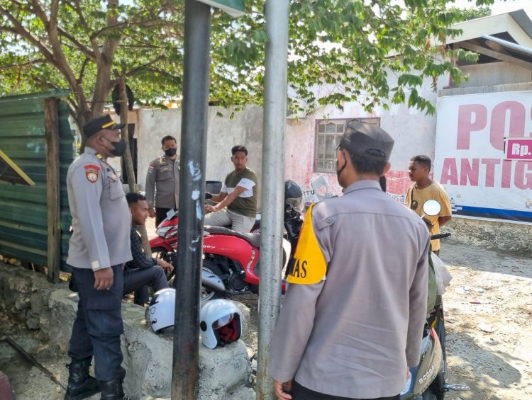 Sambangi Masyarakat, Anggota Ditbinmas Polda NTT Beri Penyuluhan Hukum Hingga Bagikan Masker Gratis