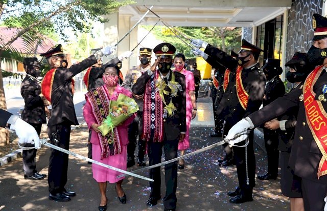 Lepas Anggota Purna Bakti, Polres Flotim Gelar Tradisi Pedang Pora