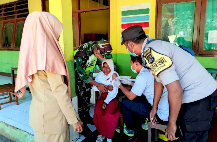 Bersinergi, Bhabinkamtibmas Bersama Babinsa Monitoring Giat Vaksin