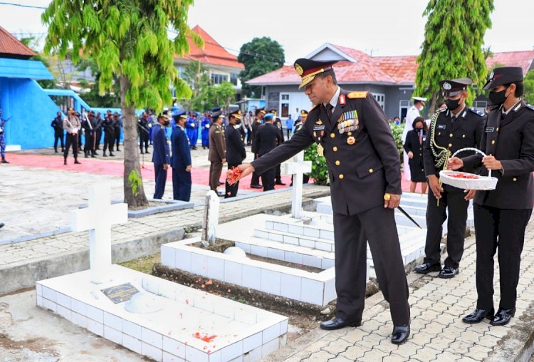 Pimpin Ziarah Dalam Rangka Hari Pahlawan, Kapolda NTT : Sebagai Generasi Penerus Wajib Meneruskan Cita-Cita dari Para Pahlawan